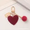Nuevo Estilo Colgante Llavero de Coche con Corazón de Pompones, Accesorio de Etiqueta Metálica de Corazón de Melocotón Fresco y Colorido para Decoración de Bolsos