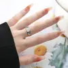 Anel Aberto com Design de Nicho Interessante Feito de Aço Inoxidável, Anel para Dedo Indicador com um Toque de Luxo Leve, Moderno e Fashion, Acessório Versátil Estilo Coreano