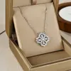 Collar con Colgante de Trébol de Cuatro Hojas Fresco Estilo Japonés y Coreano Microincrustado con Diamantes Moda Cadena de Acero de Titanio para Mujer Elegante Cadena de Clavícula de Gama Alta