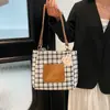 Moda Primavera 2025 Nuevo Bolso Tote para Mujer Moda Versátil Trendy Estilo Occidental Estudiante Gran Capacidad Bolso de Hombro