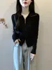 Roupas femininas plus size para o início do outono: cardigã de tricô estiloso com um design de ombro que valoriza o corpo, efeito emagrecedor e peça de outer wear da moda