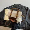 Bolsa Pequena Super Popular para Mulheres Primavera e Verão 2025 Nova Bolsa Versátil de Ombro Transversal para Mulheres Bolsa Quadrada Pequena Popular de Mão