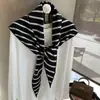 2025 Nuevo Otoño e Invierno Estilo Coreano Bufanda Triangular de Jacquard Tejida Chal en Capas Bufanda Pequeña Versátil Bufanda Cálida de Múltiples Usos