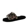 Nuevas pantuflas de algodón de suela plana con lazo 2026, versión coreana de otoño e invierno, pantuflas peludas con pedrería para mujer, cómodas para usar en exteriores