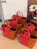 2025 Xiaohongshu Nuevo Regalo Souvenir Flor Roja de Boda Cesta Tejida Bolsa de Regalo para Dama de Honor Cesta Tejida Bolso de Mujer