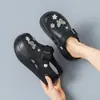 Sapatos Perfurados Bidirecionais de Novo Estilo para Mulheres, Sandálias Respiráveis de Verão para Uso Externo na Praia, Chinelos de Eva Antiderrapantes, Atacado