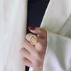 Anillo de acero de titanio de moda europea y americana para mujer, diseño de nicho con sentido del diseño, círculo geométrico simple, anillo liso de un solo diamante, anillo de marea de acero inoxidable