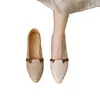 Sapatos retrô estilo francês de sola macia, novo modelo para o outono de 2026, sapatos de bico fino sem cadarço para o dia a dia, sapatos rasos de couro color block para mulheres