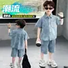 Traje de mezclilla elegante estilo urbano para niños, modelo nuevo de verano 2026 de manga corta para niños, ropa de verano ligera y moderna para niños