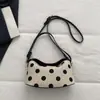 Bolso de axila con lunares blancos lechosos en forma de media luna estilo coreano, con correa de hombro ancha desmontable y ribete de cuero de color contrastante, bolso de hombro casual de nicho
