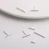 Pendientes de botón en plata de ley S925, diseño único, ligeros y lujosos con forma de T, presentando una barra redonda simple y pequeña y un diseño de martillo pequeño