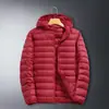 Modelos Antiguos Transfronterizos en Stock Chaquetas Ligeras de Plumas Otoño e Invierno Chaquetas Cálidas Cortas de Invierno Ligeras Fuera de Temporada con Capucha