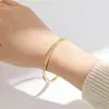 Pulseira de Aço Titânio Trevo de Quatro Folhas para Mulheres, Conjunto Dourado de Três Peças, Pulseira Totalmente Cravejada, Alto Padrão, Luxo Leve, Pulseira que Não Desbota
