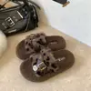 Nuevas zapatillas peludas de suela gruesa para mujer 2026, diseño de hebilla de cinturón con estampado de leopardo de moda, adecuadas para usar en exteriores en otoño e invierno