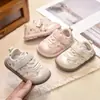 Sapatos de bebê, sapatos casuais, design floral, novo modelo outono 2026, sapatos para meninas, sapatos de princesa estáveis, respiráveis, 0-3 anos, sapatos de couro
