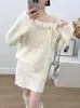 Nuevo Diseño Otoño/Invierno 2026: Conjunto de Dos Piezas para Mujer: Suéter de Punto con Flores Tridimensionales + Falda Corta de Punto de Cintura Alta