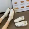 Zapatos Blancos para Mujer Verano Transpirables 2026 Nuevos Mocasines con Superficie de Cuero Estilo Coreano Versátiles Tenis de Verano Tallas Grandes Zapatos para Mujer Verano
