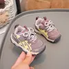 Novos Sapatos de Caminhada para Bebê Outono 2026, Antiderrapantes e Resistentes ao Desgaste, Fáceis de Calçar e Tirar com Fechamento em Velcro, Versáteis e Confortáveis, Adequados para Meninos, no Estilo dos Sapatos Forrest Gump