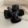 Scrunchie de cetim preto com bolinhas e babados, acessório de cabelo elegante e sofisticado para rabos de cavalo e coques.