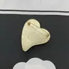 Nuevo Broche de Resina Negro con Forma de Corazón Estilo Chanel, Sin Decoloración, con Pedrería Doble C, Ornamento de Pecho en Forma de Corazón de Lujo Ligero de Alta Calidad, Réplica