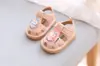 Sapatos de Verão Fechados com Luz de LED Desenho Animado Estilo Coreano para Bebês, Sola Macia Antiderrapante para Caminhada para Meninos e Meninas, Sandálias de Apertar para Bebê