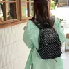 Mini mochila de bolinhas estilo coreano para estudantes universitárias, adequada para o dia a dia, estilosa, leve e versátil.