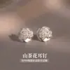 Pendientes de botón de plata de ley S999 con aguja de camelia 2026 Verano Nuevos Ligeros Lujo Populares Gama Alta Dulces Versátiles Pendientes de botón Adornos para la oreja