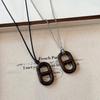 Collar con Cuerda de Cuero y Colgante de Nariz de Cerdo de Madera para Mujer Diseño de Nicho Cadena para Suéter Retro Versátil Elegante Cadena para Suéter