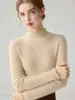 Camada base de alta qualidade com gola semi-alta e acabamento em renda delicada, oferecendo um visual macio, quente e elegante para outono e inverno.