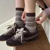 Meias de Outono e Inverno Meias de Cano Médio Estilo Coreano Cor de Café Listras Fair Isle Padrão Escuro Meias Felpudas Algodão Puro Meias Femininas Meias Sem Costura