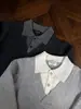 Suéter de punto gris estilo 'old money' para hombre, de aspecto de dos piezas, cuello alto, perfecto para otoño e invierno, con un look limpio y sofisticado, ideal como capa interior