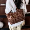 Terciopelo Coreano Japonés Exquisito para Mujer Gran Capacidad Moda 2026 Estampado de Leopardo Bolso de Hombro de Mano Otoño Nuevo Bolso Tote de Gamuza Retro