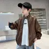 Chaqueta de cuero para niños 2026 nuevo estilo para niños medianos y grandes, chaqueta de PU para primavera y otoño, estilo callejero, chaqueta de motociclista genial, moderna