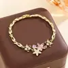 Pulsera Cadena de Mano Versátil Europea y Americana Chapada en Oro Real Cobre Microincrustada Flor de Cuatro Pétalos Circonita Cúbica Pulsera para Mujer Estilo Hecho a Mano Venta Caliente Transfronteriza