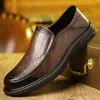 Zapatos de Piel para Hombre Wenzhou 2025 Otoño Nuevos Zapatos Casuales de Negocios Slip-On para Padres de mediana Edad Venta al por Mayor