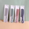 Peine portátil colgante de dientes densos de color de dibujos animados de plástico con agujero grande pegado cocido duradero no fácil de romper venta al por mayor
