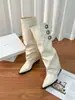 Novas Botas Femininas Longas Outono/Inverno 2026 com Fivela, Bico Fino, Sola Grossa, Cano Alto, Botas Brancas Afuniladas de Cavaleiro