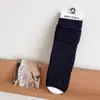 Meias finas de cano alto com listras verticais, meias longas cinzas estilo universitário, combinadas com sapatos Mary Jane e meias de cano curto até o tornozelo