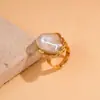 Anel de Dedo Indicador Geométrico Irregular Plissado com Pérolas, Estilo Europeu e Americano, Nicho de Alto Padrão, Acessório de Mão Versátil Personalizado para Mulheres