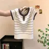 2026 Novo Estilo Blusa de Tricô Listrada com Gola Redonda e Manga Curta, com Acabamento Contrastante e Design de Meio Botão, Suave e Elegante, Versátil para Usar Sozinha ou como Camada Base