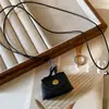 Bolso de Cuero Collar con Colgante Geométrico, Cadena para Suéter de Lujo Ligero de Alta Gama de Moda, Accesorio Elegante Versátil de Nicho