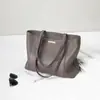 Nova Bolsa Tote Feminina Tendência Primavera/Verão em Couro Genuíno, Bolsa de Ombro Fashion Versátil e Popular de Grande Capacidade