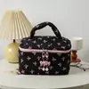 Nova Bolsa de Maquiagem Portátil com Laço para Mulheres, Bolsa de Higiene Pessoal Portátil de Grande Capacidade para Viagem, Bolsa de Armazenamento para Produtos de Skincare, Pronta para Venda