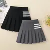 Saia Plissada Feminina com Três Listras, Mesmo Estilo da Saia de Primavera e Outono Girls' King Heart, Saia Curta Estilo College JK