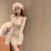 Vestido de punto rojo con cuello en V para mujer, nuevo estilo de principios de otoño 2026, vestido suéter bodycon sexy ajustado para invierno