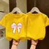 Camiseta de moda de algodón puro para niñas de manga corta, nueva colección 2026, estampado de dibujos animados, top para niñas, camiseta de media manga para niños