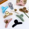 Tocado de peluche de plástico hecho a mano para mujer, bonito accesorio para el cabello con forma de tiburón peludo, venta al por mayor, novedad de primavera