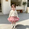 Conjunto de Duas Peças Suéter Floral com Saia Tutu para Meninas Estilo Coreano Primavera e Outono Conjunto de Cardigan de Tricô e Saia de Tule para Bebês e Crianças Pequenas