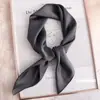 Lenço Quadrado Pequeno de Cor Sólida para Mulheres 70*70 Liso Estilo Coreano Simples Versátil Primavera e Verão Profissional Banco Comissário de Bordo Lenço Pequeno