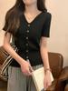 Camisa de malha com botões de alta qualidade, chique e única, decote em V, manga curta, feminina, verão, bainha curta, pequena camisa aberta, top para mulheres